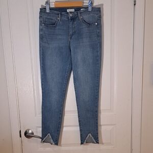 🔥 Edge Appeal: Sofia Vergara V-Hem Skinny Jeans